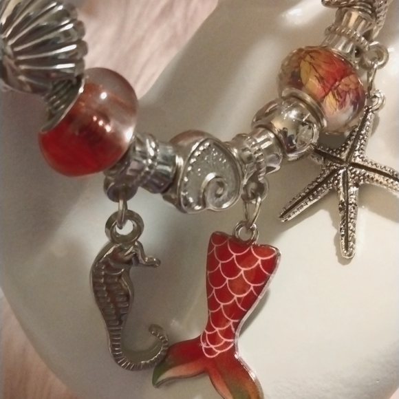 NEW!! By The Sea Silvertone Charm Bracelet - Picture 3 of 4